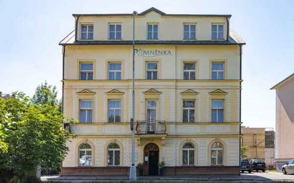 Luhačovice blízko kolonády a pramenů v Penzionu Pomněnka se snídaněmi/polopenzí, vínem a kávou s dezertem