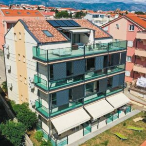 Ostrov Pag: Novalja jen 70 m od moře v apartmánu v Kristal Paris Pool House **** s venkovním bazénem + gril
