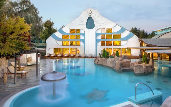 Hévíz: NaturMed Hotel Carbona **** s polopenzí/plnou penzí a luxusním wellness centrem s termálními bazény