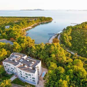 Biograd na Moru v Crvena Luka Resortu **** se soukromou pláží, bazény, wellness a fitness centrem + animace