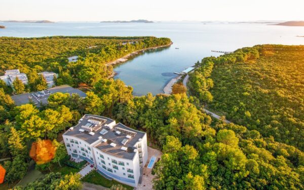 Biograd na Moru v Crvena Luka Resortu **** se soukromou pláží, bazény, wellness a fitness centrem + animace