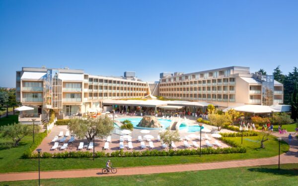 Chorvatsko: Novigrad 100 m od pláže v Hotelu Aminess Maestral **** s polopenzí a neomezeným wellness + animace