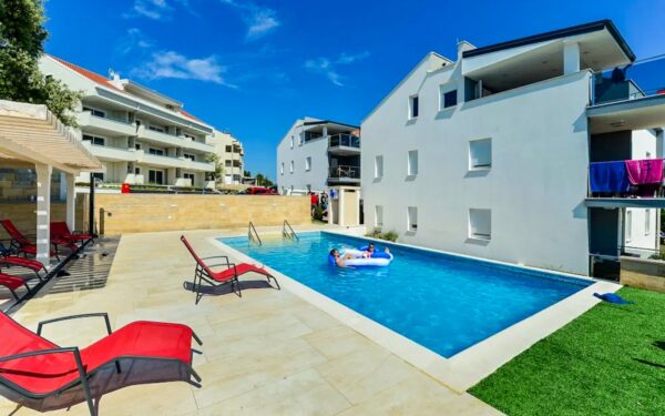 Chorvatsko: Ostrov Pag nedaleko pláže Zrće a 600 m od moře v apartmánech Royal Pool Apartments **** s bazénem