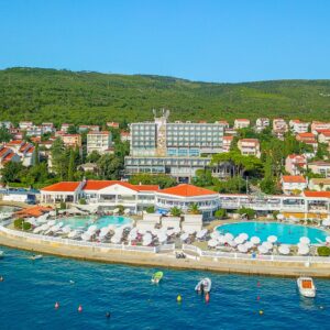 Dovolená jen 300 m od pláže v Hotelu Katarina **** s polopenzí a venkovním bazénem + děti do 12 let zdarma