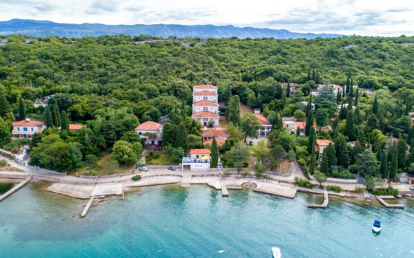 Chorvatsko pouhých 50 m od mořského břehu: Ostrov Krk v Hotelu Delfin *** s polopenzí + děti do 12 let zdarma
