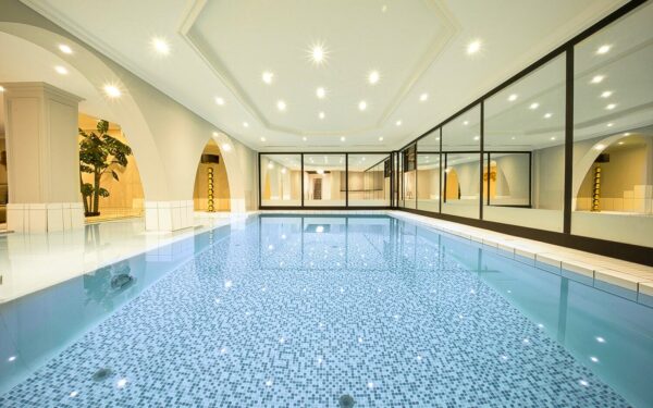 Bavorský les: Designový Das Kronberg se snídaní, neomezeným wellness s bazénem a saunami + slevová karta