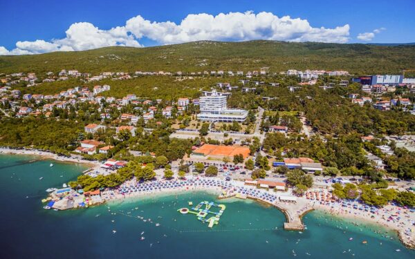 Chorvatsko jen 250 m od pláže: Malebná Crikvenica v Hotelu Omorika **** s polopenzí + venkovní bazén neomezeně
