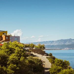 Vrbnik pouhých 110 m od pláže v moderním vinařském Hotelu Vinotel Gospoja **** s polopenzí a krytým bazénem