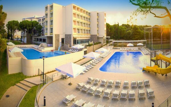 Chorvatsko: Biograd na Moru jen 800 m od pláže v Hotelu Adria *** s all inclusive + 2 venkovní bazény, animace