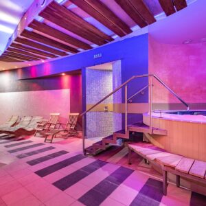 Pobyt pod Tatrami: Hotel Spolcentrum *** se snídaní/polopenzí, wellness s vířivkou a saunami + bowling a slevy