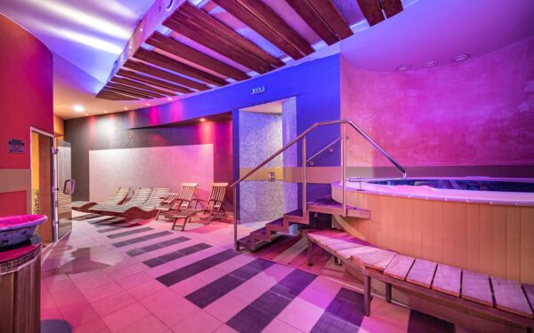 Pobyt pod Tatrami: Hotel Spolcentrum *** se snídaní/polopenzí, wellness s vířivkou a saunami + bowling a slevy