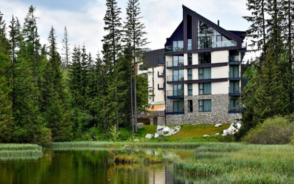 Vysoké Tatry přímo u Štrbského plesa: Pobyt v Aplend Lake Resortu **** ve stylovém apartmánu pro 4 osoby