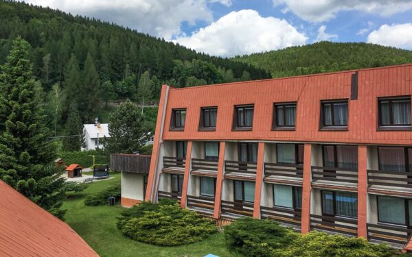 Jeseníky u výletních cílů: Hotel Slatina *** se snídaní či polopenzí, drinkem a vstupem do bazénu