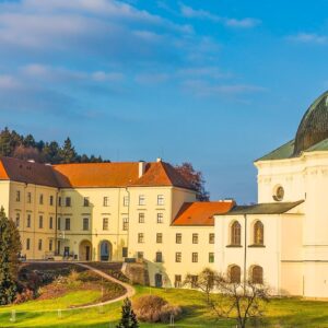 Moravský kras: Romantika pro dva na Zámku Křtiny s polopenzí, degustační večeří, sektem, masáží a řadou bonusů