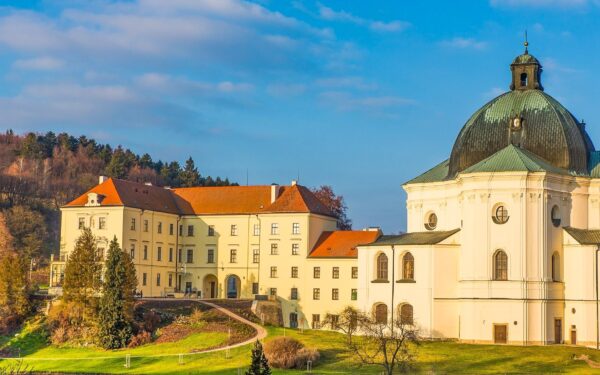 Moravský kras: Romantika pro dva na Zámku Křtiny s polopenzí, degustační večeří, sektem, masáží a řadou bonusů
