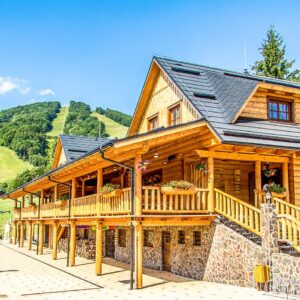 Pobyt u CHKO Strážovské vrchy v apartmánu Salaše Kľak s polopenzí + 3 dětská hřiště a možnost wellness