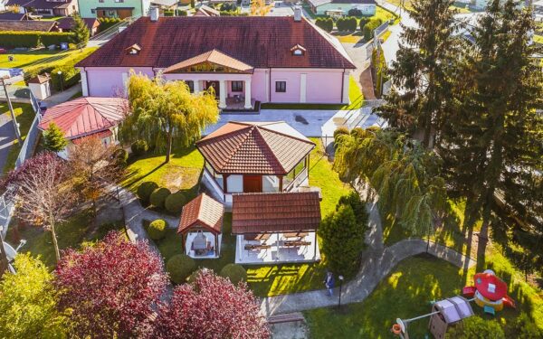 Zámeček u Bešeňové a aquaparku Happy Village *** se snídaní a saunou + půjčovna kol a holí na Nordic Walking