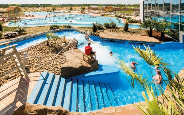 Exotický aquapark Tropical Islands u Berlína s neomezeným vstupem do bazénů i na atrakce a ubytováním ve stanu