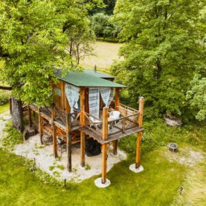 Glamping v Bílých Karpatech ve Stromodomu Žítková se snídaní, domácím likérem a zahradním grilem + šipky