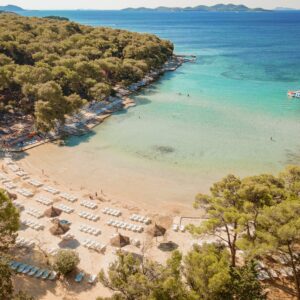 Pakoštane v bungalovu Pine Beach Adriatic Eco Resortu + plná penze, vodní atrakce, lanový park a další vyžití