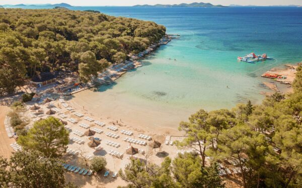 Pakoštane v bungalovu Pine Beach Adriatic Eco Resortu + plná penze, vodní atrakce, lanový park a další vyžití