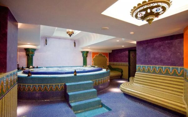 Hévíz jen 2 km od termálního jezera v Amira Boutique Hotelu s polopenzí a neomezeným marockým wellness + čaj