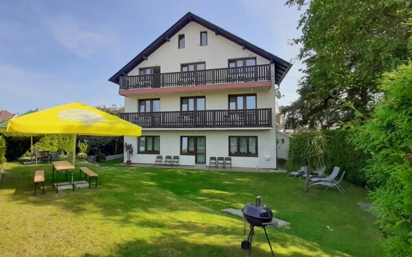 Mariánské Lázně blízko centra v B&B Hotelu Volčík se snídaní a 1x čtyřchodovou večeří s dezertem + masáž zad