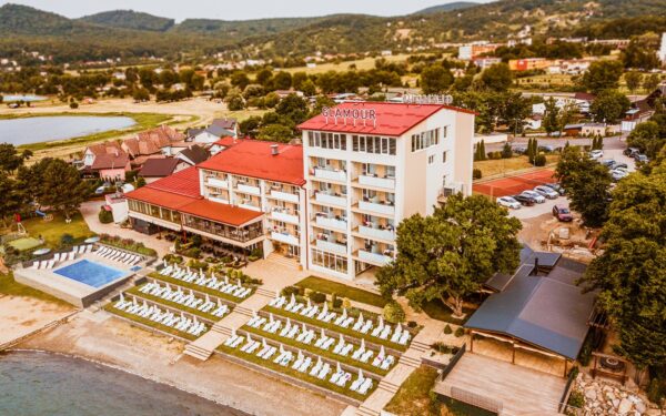Pobyt na břehu Zemplínské šíravy v Hotelu Glamour **** s wellness, polopenzí, vlastní pláží a welcome drinkem