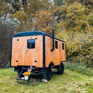 Vysočina blízko Jihlavy: Glamping v Maringotce Za humny s vlastní kuchyňkou a venkovním ohništěm + powerbanka