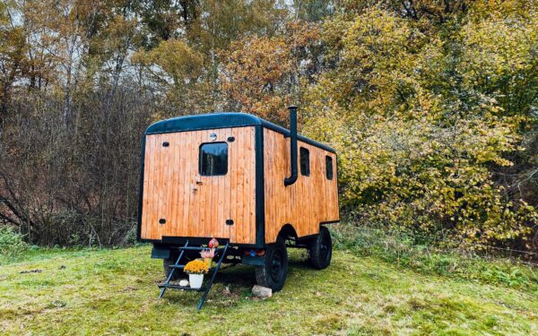 Vysočina blízko Jihlavy: Glamping v Maringotce Za humny s vlastní kuchyňkou a venkovním ohništěm + powerbanka