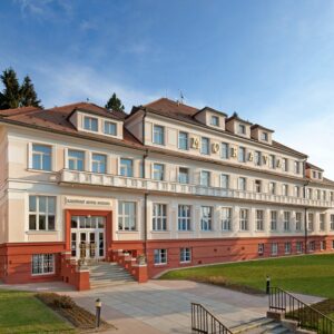 Pobyt v centru Luhačovic: Hotel Morava *** s polopenzí, až 14 lázeňskými procedurami + welcome drink a exkurze