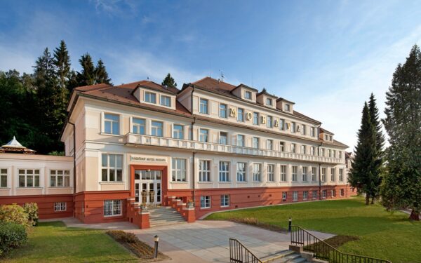 Pobyt v centru Luhačovic: Hotel Morava *** s polopenzí, až 14 lázeňskými procedurami + welcome drink a exkurze
