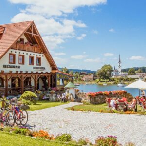 Frymburk přímo na břehu Lipna: Hotel Leyla *** se snídaněmi formou bufetu + dětský koutek a úschovna kol