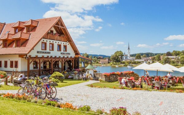 Frymburk přímo na břehu Lipna: Hotel Leyla *** se snídaněmi formou bufetu + dětský koutek a úschovna kol