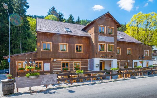 Pec pod Sněžkou ve stylovém Hotelu Hvězda *** se snídaní/polopenzí/all inclusive + welcome drink a kolárna