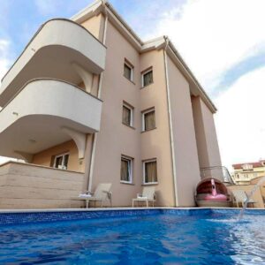 Dovolená v Chorvatsku jen 600 metrů od pláže v apartmánech Novalja Pool Apartments *** s venkovním bazénem