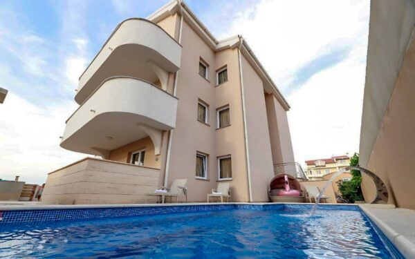 Dovolená v Chorvatsku jen 600 metrů od pláže v apartmánech Novalja Pool Apartments *** s venkovním bazénem