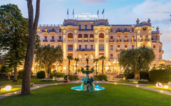 Italské Rimini přímo u pláže: Luxusní 5* Grand Hotel s polopenzí a venkovním bazénem neomezeně + welcome drink