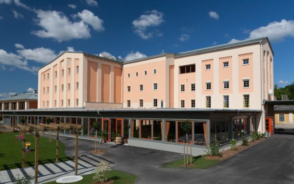Rakousko 4,5 km od českých hranic v JUFA Hotelu Weinviertel *** s polopenzí a saunou + vstup na koupaliště