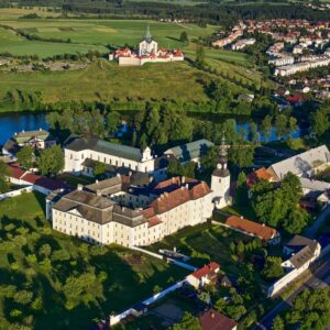 Kouzelný pobyt na zámku Žďár nad Sázavou jen pár kroků od Zelené hory (UNESCO) v moderních pokojích + snídaně