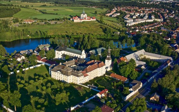 Kouzelný pobyt na zámku Žďár nad Sázavou jen pár kroků od Zelené hory (UNESCO) v moderních pokojích + snídaně