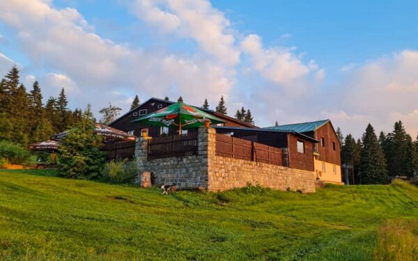 Krkonoše přímo v Peci pod Sněžkou: Bouda Svornost s polopenzí a využitím sluneční terasy, ohniště a grilu