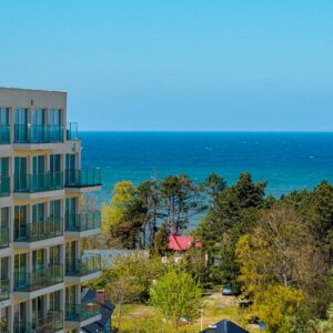 Baltské moře 500 m od pláže v Resortu Król Plaza Spa & Wellness s polopenzí a neomezeným bazénem + 3 sauny