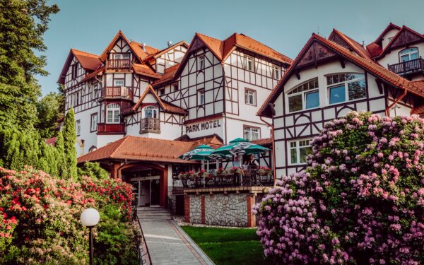 Polské lázně 8 km od hranic: Świeradów-Zdrój v Park Hotelu KUR & SPA **** s polopenzí a relaxační procedurou