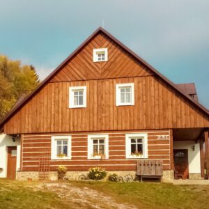 Krkonošský NP u výletních cílů: Dovolená v Chalupě Strážné s polopenzí + úschovna kol a společenská místnost