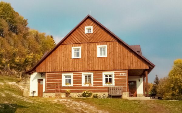 Krkonošský NP u výletních cílů: Dovolená v Chalupě Strážné s polopenzí + úschovna kol a společenská místnost