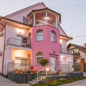 Zalakaros jen 600 m od vyhlášených termálních lázní ve Ville Lotus *** s kontinentální snídaní + parkování