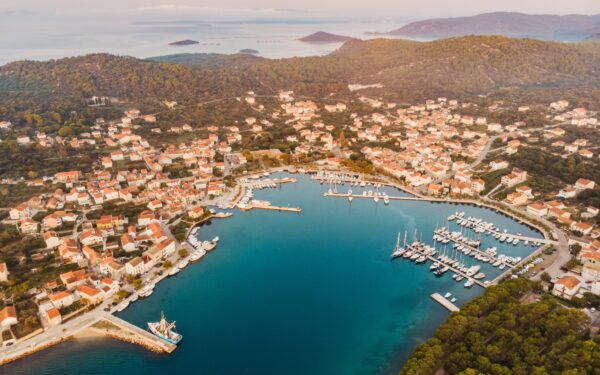 Ostrov Ugljan přímo u pláže a blízko NP Kornati v Holiday Park Zelena Punta *** s polopenzí + animační program