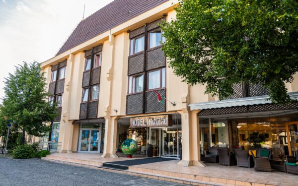 Pobyt u lázní Bük v Hotelu Írottkő *** s polopenzí, neomezeným wellness centrem a 50% slevou na masáž