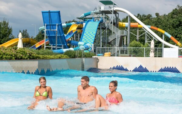 Sárvár jen 800 m od termálních lázní s celodenní vstupenkou v Penzionu Wolf + společná kuchyňka a jídelna